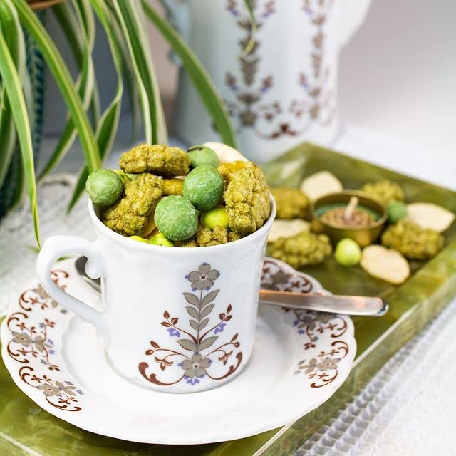 Mitsuba Wasabi Rice Snacks Bulk - Mixture of Spicy Rice Crackers & Coated Peanuts 800g Japanese Snacks with Topline Card for Party Food, Movie Nights or Pub Snacks.
