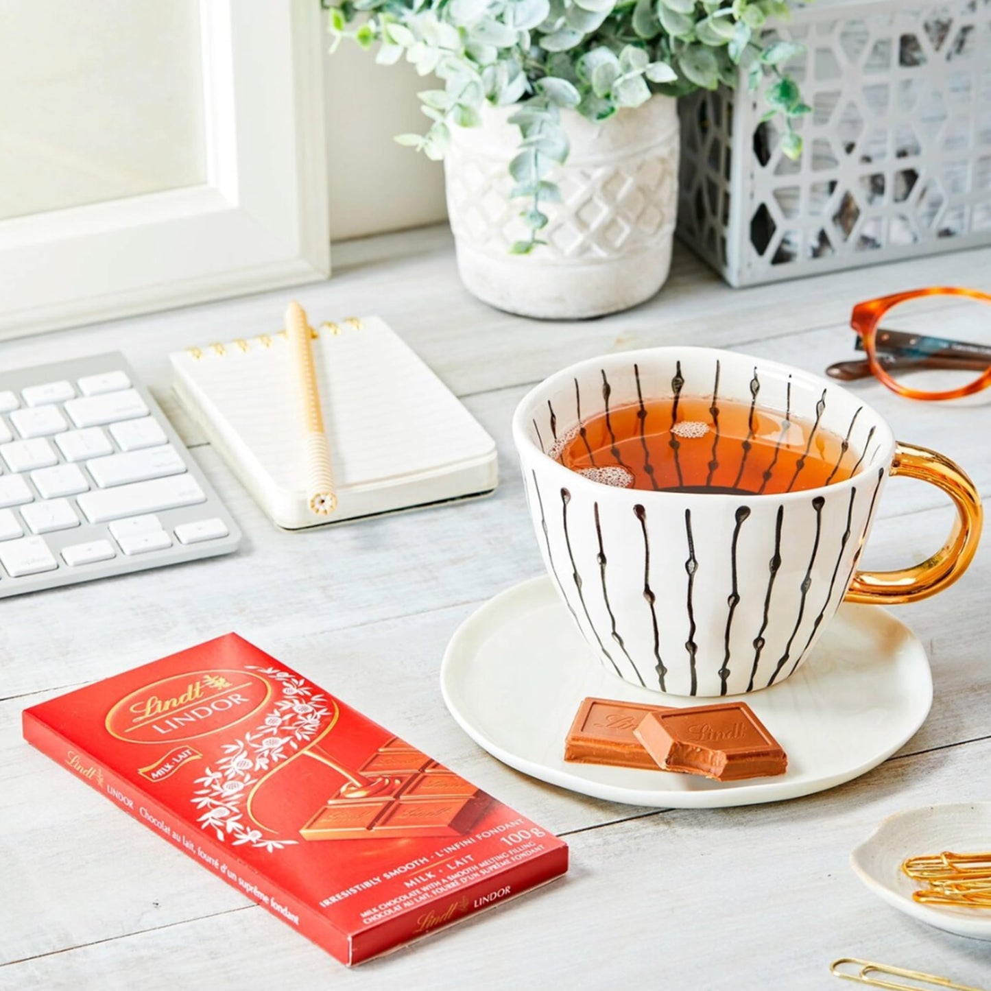 Lindt Milk Chocolate Hamper for Birthday Gifts - Lindor Assortment of 200g Smooth Truffles, 2 x 100g Chocolate Bars & 2 x 38g Treat Bars. Great Chocolate Gift for Mothers Day, Fathers Day, Christmas