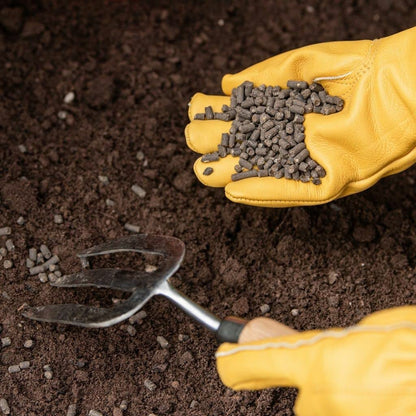 Chicken Manure Plant Food Fertiliser - 8kg Organic Composted Chicken Poultry Manure Plant Feed Pellets for Outdoor Garden Plants. Fertilizer for Vegetables, Tomato Feed with Topline Card.