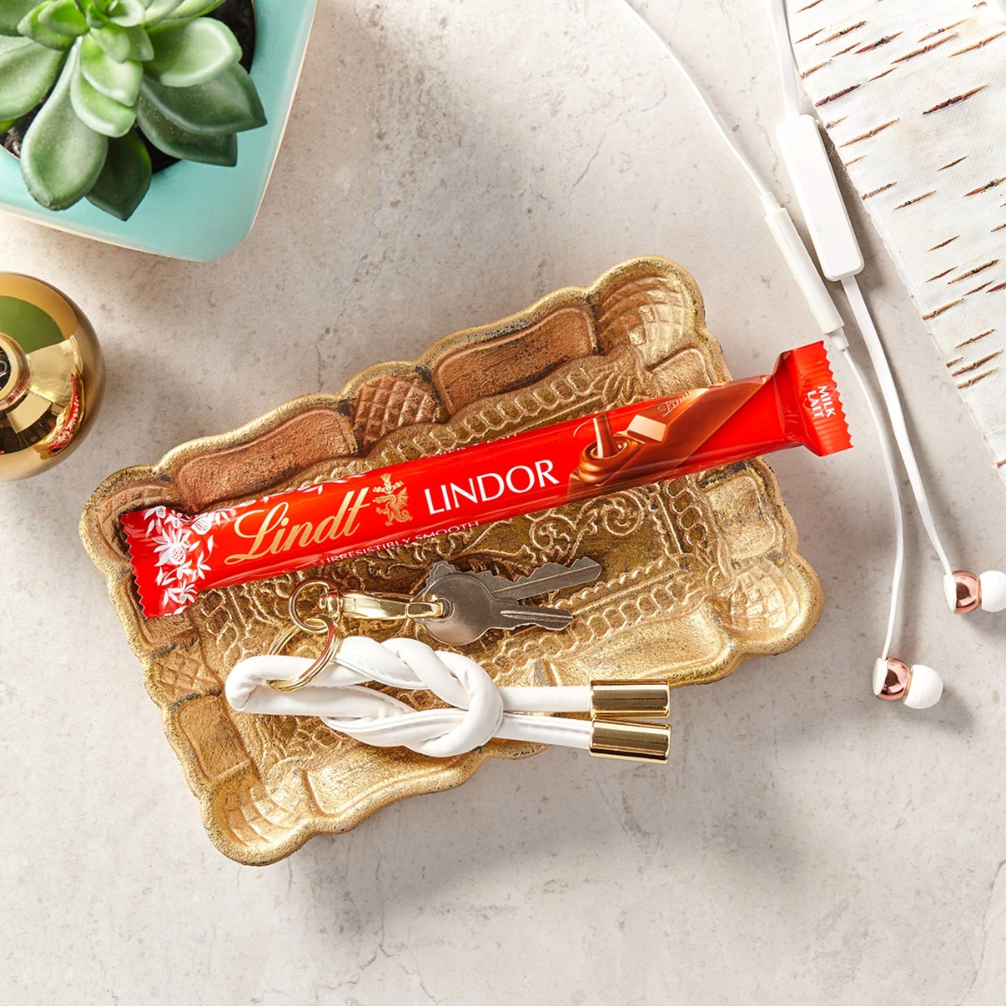 Lindt Milk Chocolate Hamper for Birthday Gifts - Lindor Assortment of 200g Smooth Truffles, 2 x 100g Chocolate Bars & 2 x 38g Treat Bars. Great Chocolate Gift for Mothers Day, Fathers Day, Christmas