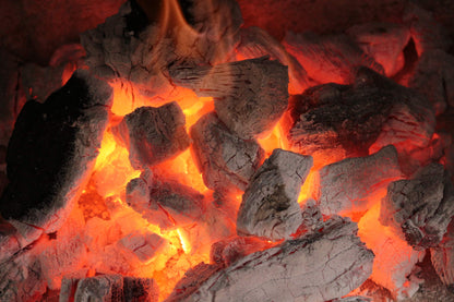 Big K Real Holzkohle Grillkohle, aus Hartholz, Restaurantqualität, für BBQ, Grillen, Öfen und Pizza-Backofen & Tigerbox-Sicherheitszündhölzer